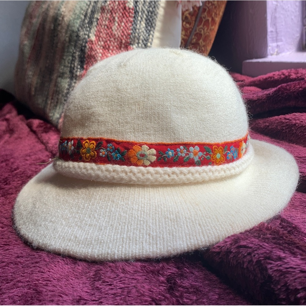 Vintage Everitt Ivory Knit  embroidered band Cap Hat